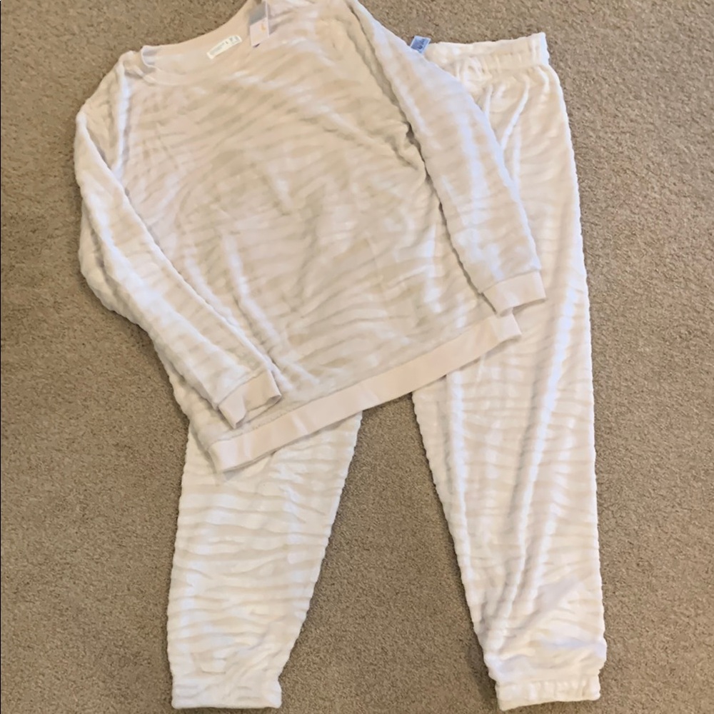 Primark White/Tan Leopard Print Pajama Set w/ Long Sleeves and Elastic Waistband